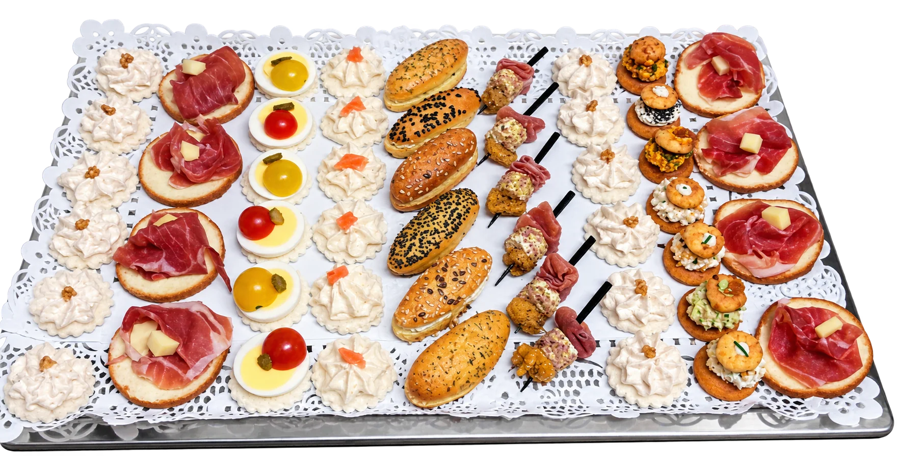 Un plateau recouvert d'un papier dentelle présente des canapés au jambon cru, des œufs mimosa à la tomate, des mini-sandwichs aux graines, des brochettes et des bouchées à la crème.