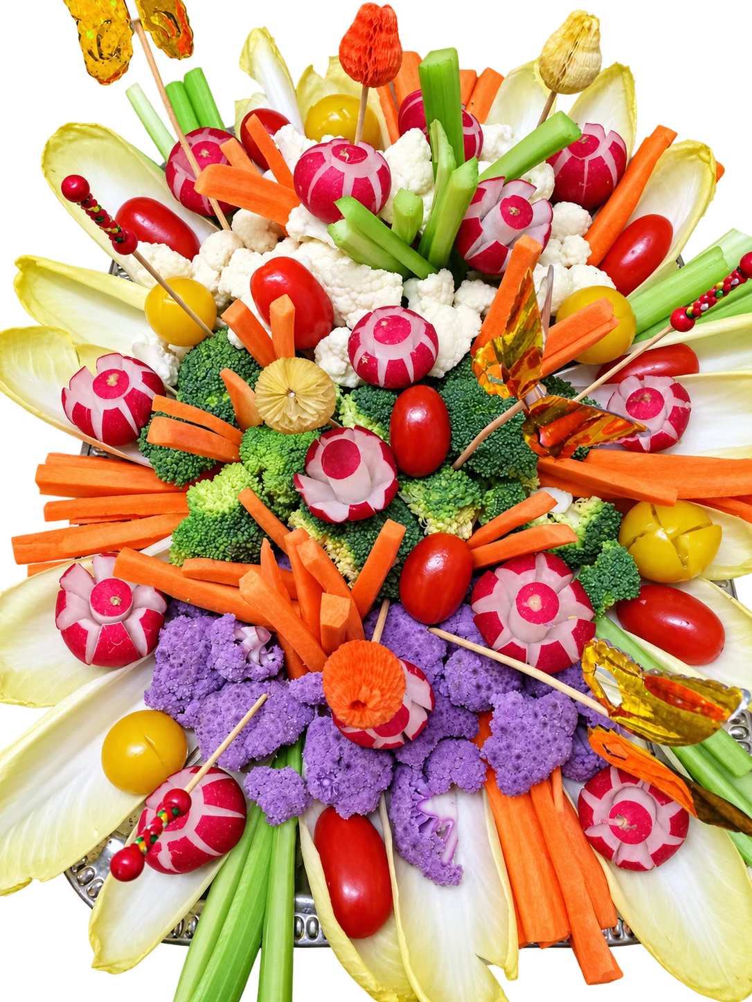 Plateau de légumes crus disposés en couronne, avec radis taillés en fleurs, endives, carottes, brocolis, chou-fleur blanc et violet, tomates cerises et céleri.