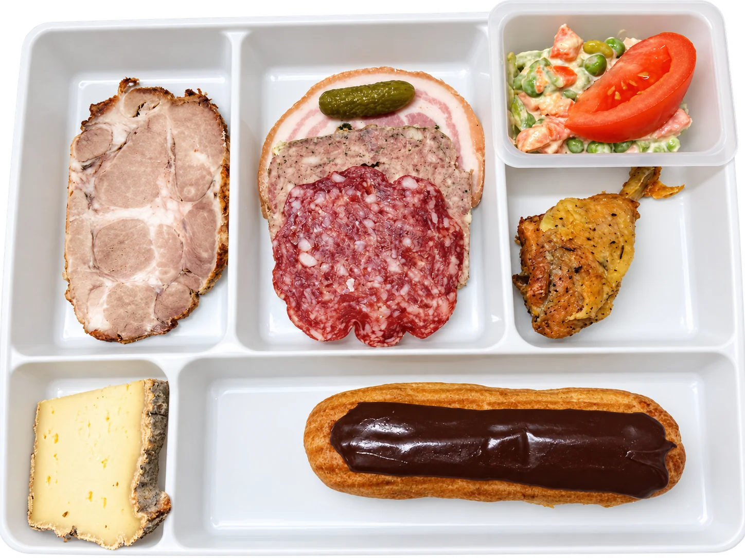Plateau blanc à compartiments contenant du rôti de porc, de la charcuterie avec cornichon, une salade de crudités, une cuisse de poulet, un morceau de fromage et un éclair au chocolat.